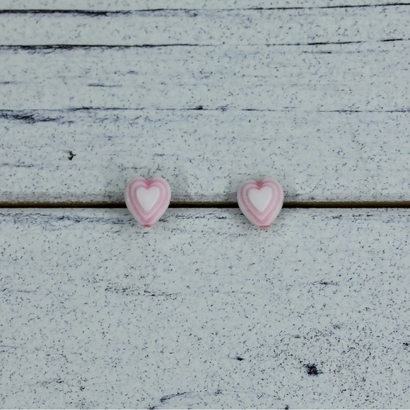 Small heart shaped stud earrings. - Picture 3 of 4